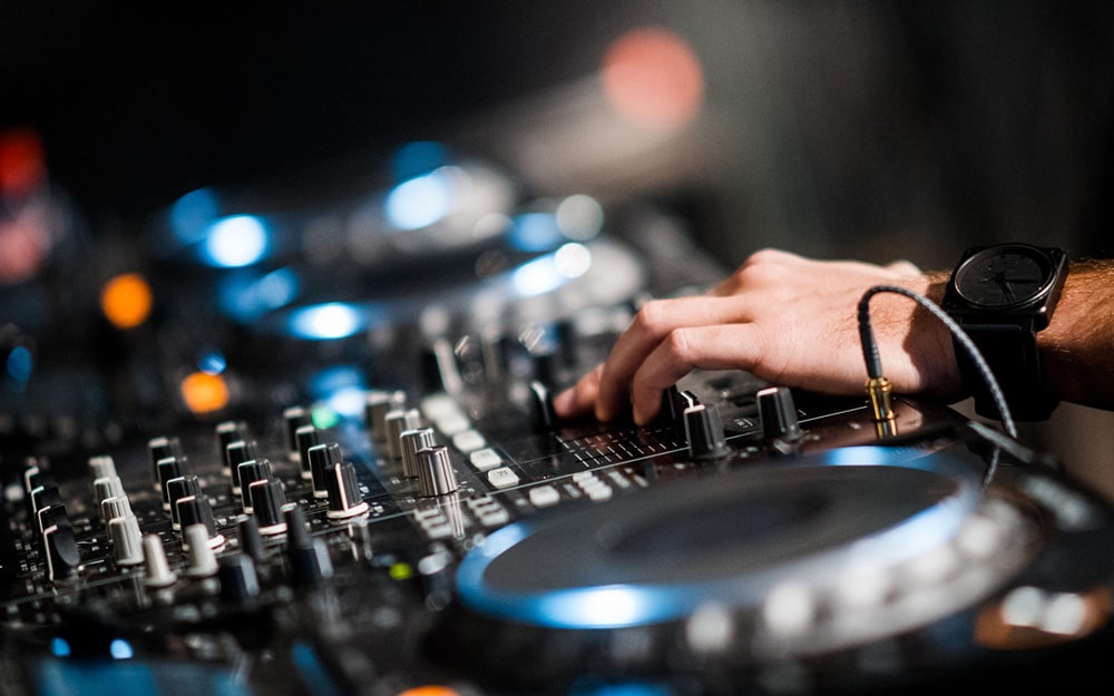 Dj в кафе Питер