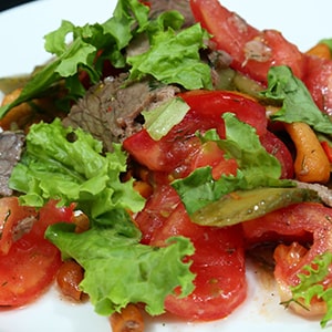 Салат с лососем и кунжутом 